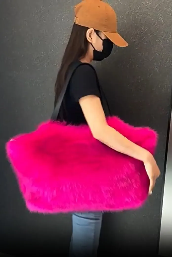 Large Winter Purse for Women Trendy 2024 Fluffy Tote Bag Fuzzy Large Tote Bag Faux Fur Crossbody Bag